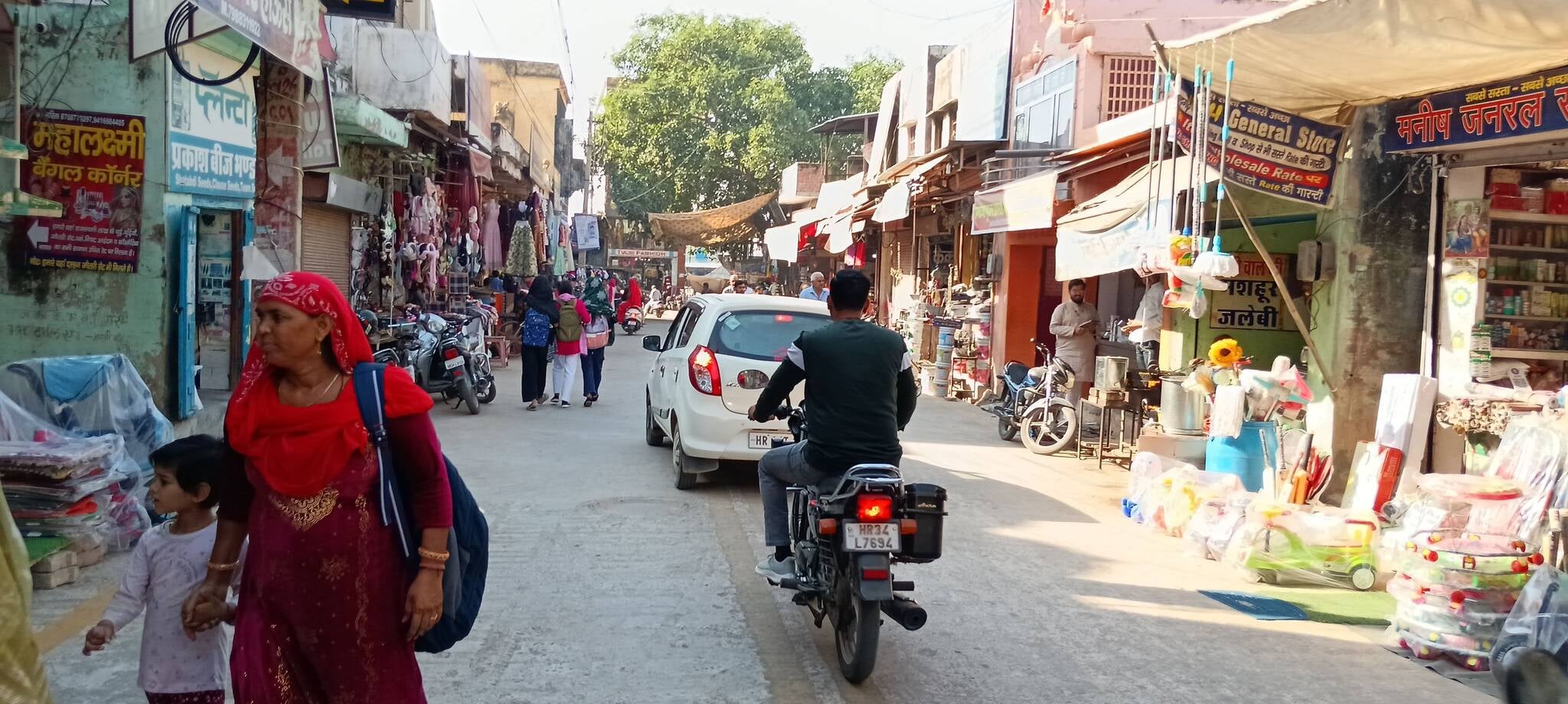 फोटो संख्या:55- सब्जी मंडी रोड पर सड़क के दोनों तरफ दुकानदारों ने किया अतिक्रमण---संवाद