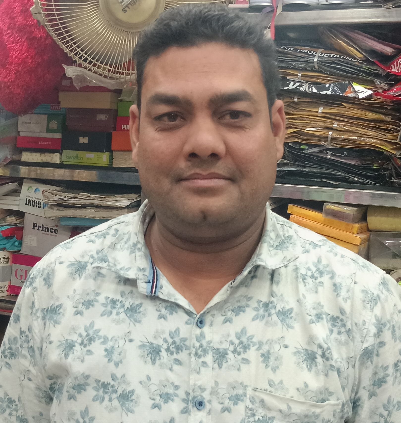 फोटो संख्या:71- बालाजी चौक स्थित दुकान में गिफ्ट खरीदते ग्राहक---संवाद फोटो संख्या:71- बालाजी चौक स्थित दुकान में गिफ्ट खरीदते ग्राहक---संवाद