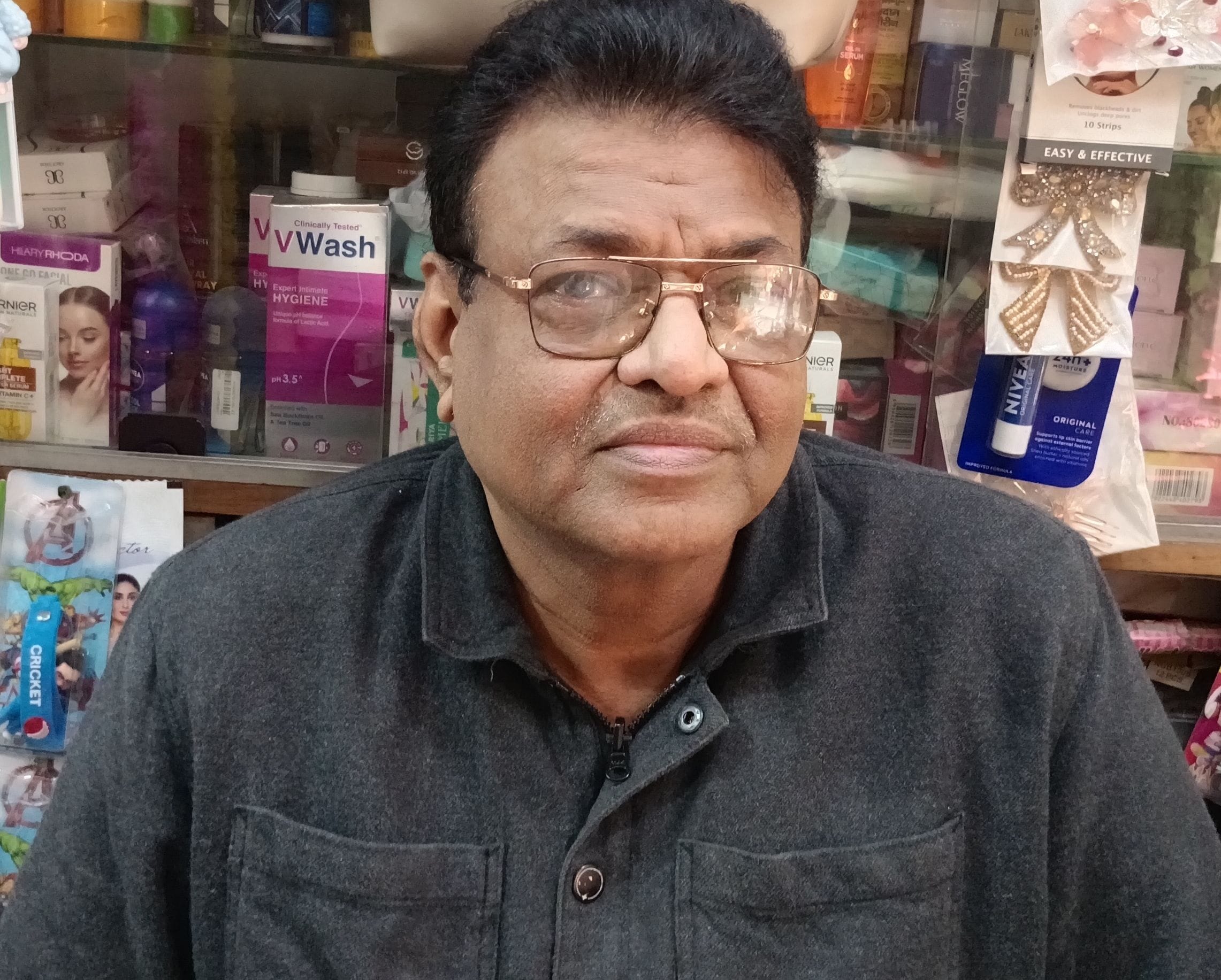 फोटो संख्या:71- बालाजी चौक स्थित दुकान में गिफ्ट खरीदते ग्राहक---संवाद फोटो संख्या:71- बालाजी चौक स्थित दुकान में गिफ्ट खरीदते ग्राहक---संवाद