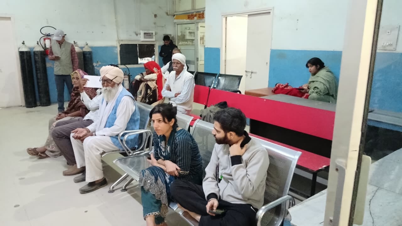 फतेहाबाद के नागरिक अस्पताल की टपकती छत। संवाद