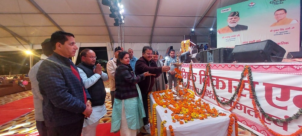 गौचर मेले में उत्तराखंड मुक्त विश्वविद्यालय के स्टॉल में पुस्तक खरीदते लोग। संवाद गौचर मेले में उत्तराखंड मुक्त विश्वविद्यालय के स्टॉल में पुस्तक खरीदते लोग। संवाद