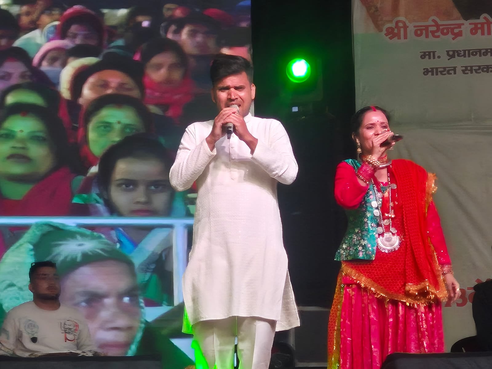 गौचर मेले में उत्तराखंड मुक्त विश्वविद्यालय के स्टॉल में पुस्तक खरीदते लोग। संवाद गौचर मेले में उत्तराखंड मुक्त विश्वविद्यालय के स्टॉल में पुस्तक खरीदते लोग। संवाद