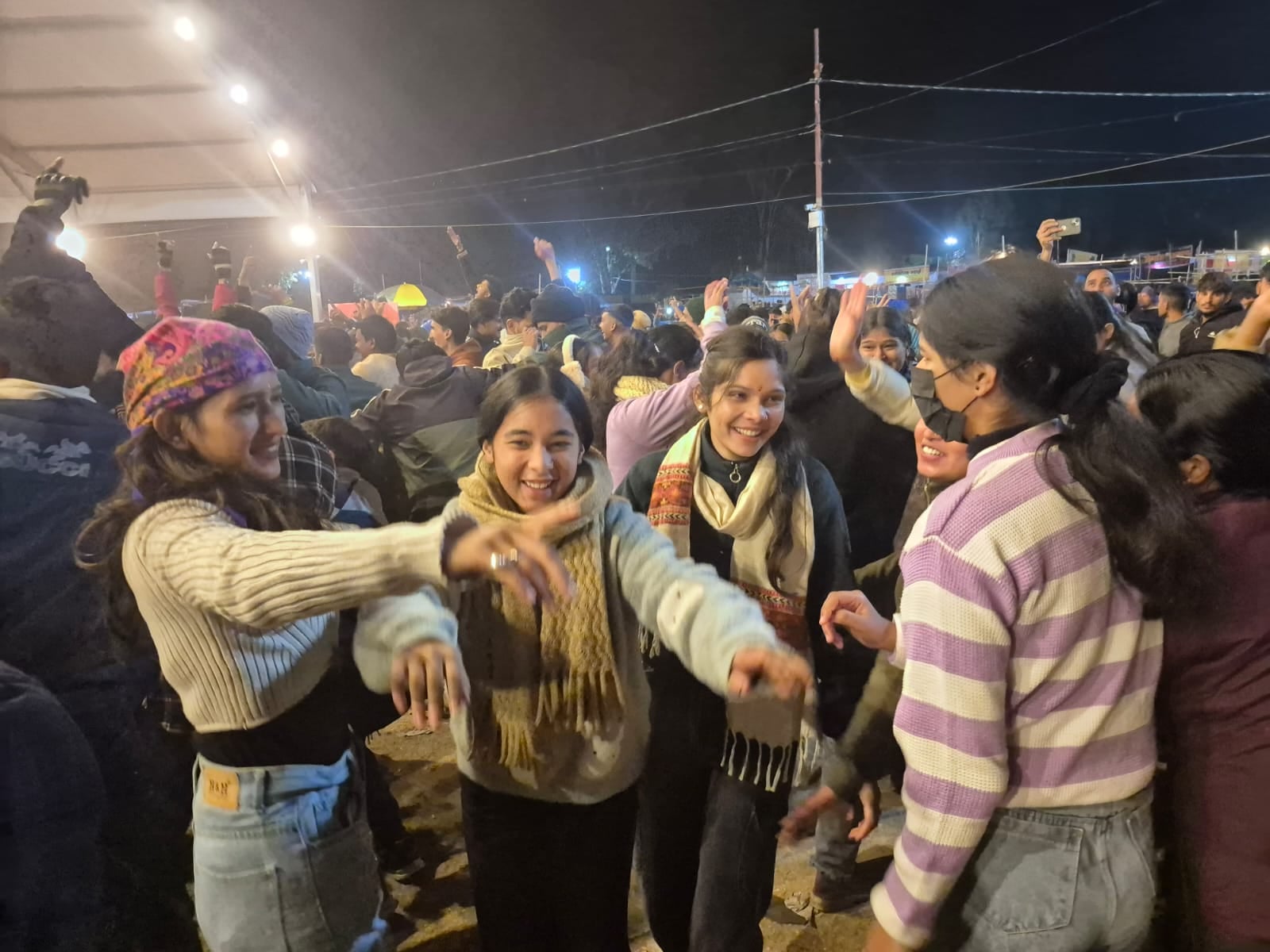 गौचर मेले में उत्तराखंड मुक्त विश्वविद्यालय के स्टॉल में पुस्तक खरीदते लोग। संवाद गौचर मेले में उत्तराखंड मुक्त विश्वविद्यालय के स्टॉल में पुस्तक खरीदते लोग। संवाद