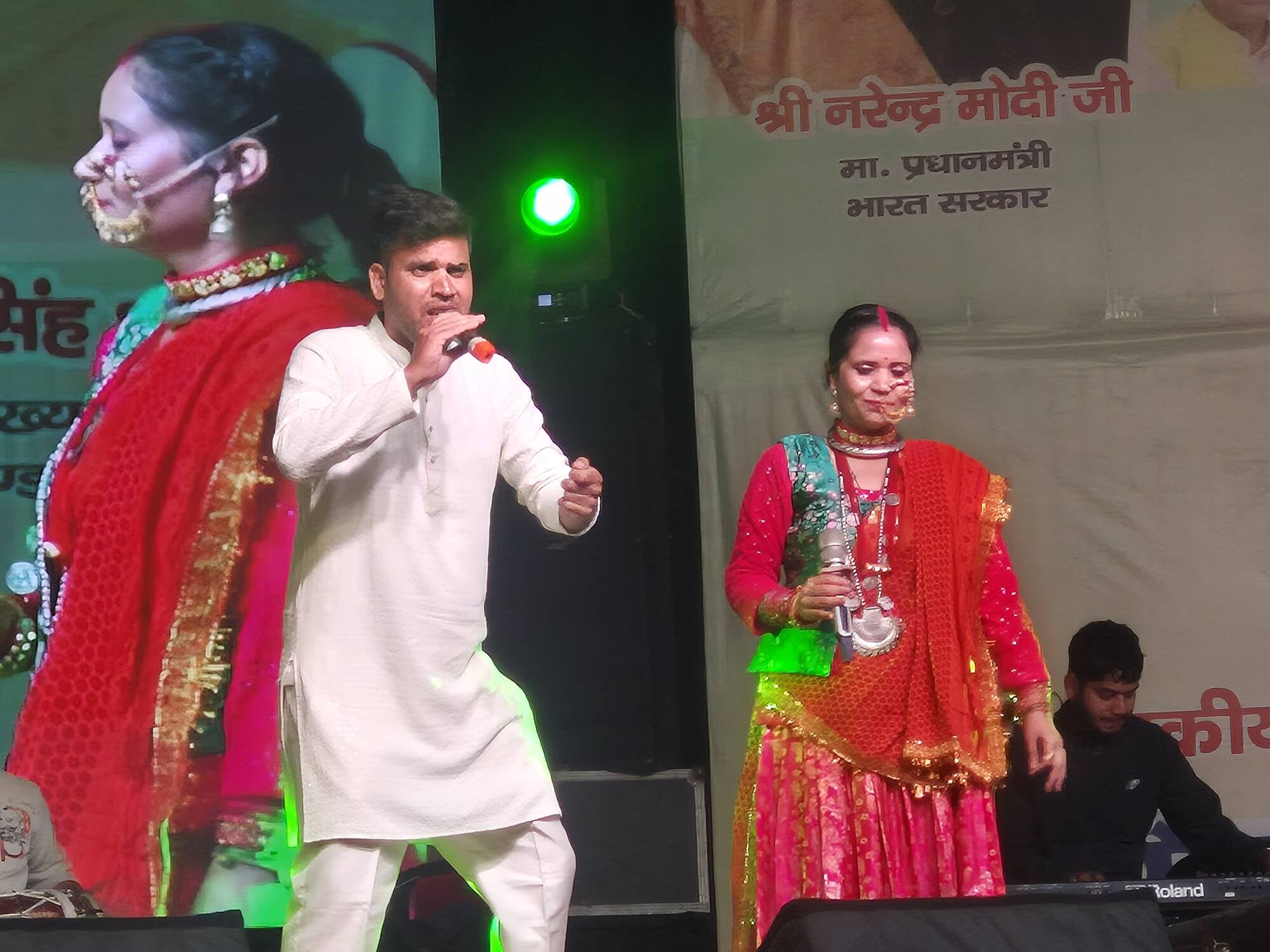 गौचर मेले में उत्तराखंड मुक्त विश्वविद्यालय के स्टॉल में पुस्तक खरीदते लोग। संवाद गौचर मेले में उत्तराखंड मुक्त विश्वविद्यालय के स्टॉल में पुस्तक खरीदते लोग। संवाद