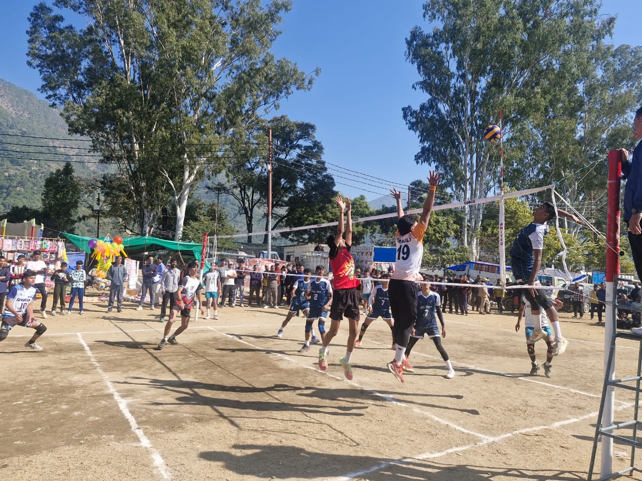 गौचर मेले में उत्तराखंड मुक्त विश्वविद्यालय के स्टॉल में पुस्तक खरीदते लोग। संवाद गौचर मेले में उत्तराखंड मुक्त विश्वविद्यालय के स्टॉल में पुस्तक खरीदते लोग। संवाद