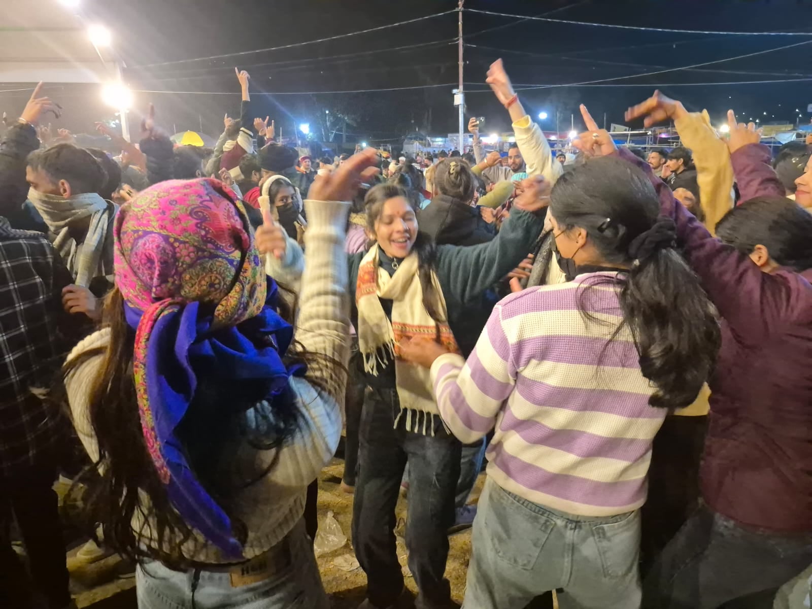 गौचर मेले में उत्तराखंड मुक्त विश्वविद्यालय के स्टॉल में पुस्तक खरीदते लोग। संवाद गौचर मेले में उत्तराखंड मुक्त विश्वविद्यालय के स्टॉल में पुस्तक खरीदते लोग। संवाद