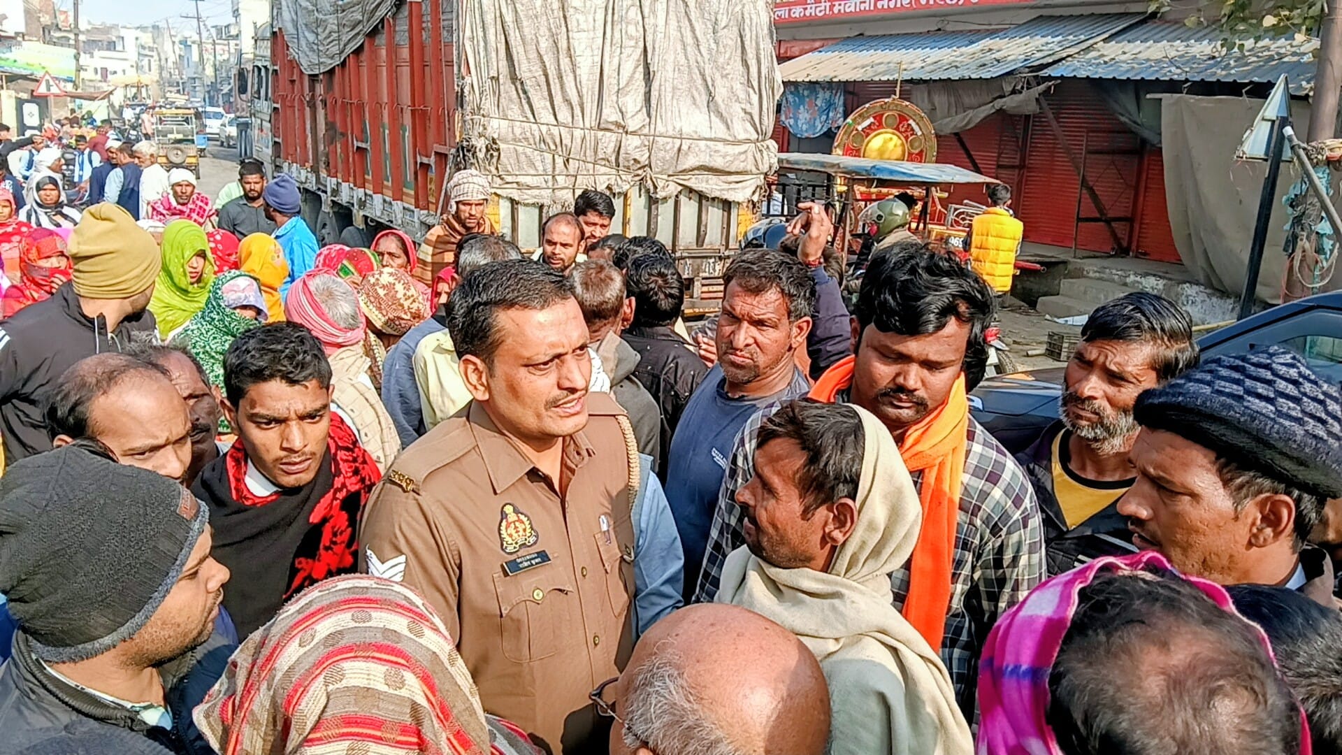 गाडी की टक्कर से घायल घोडी। (मवाना) गाडी की टक्कर से घायल घोडी। (मवाना)