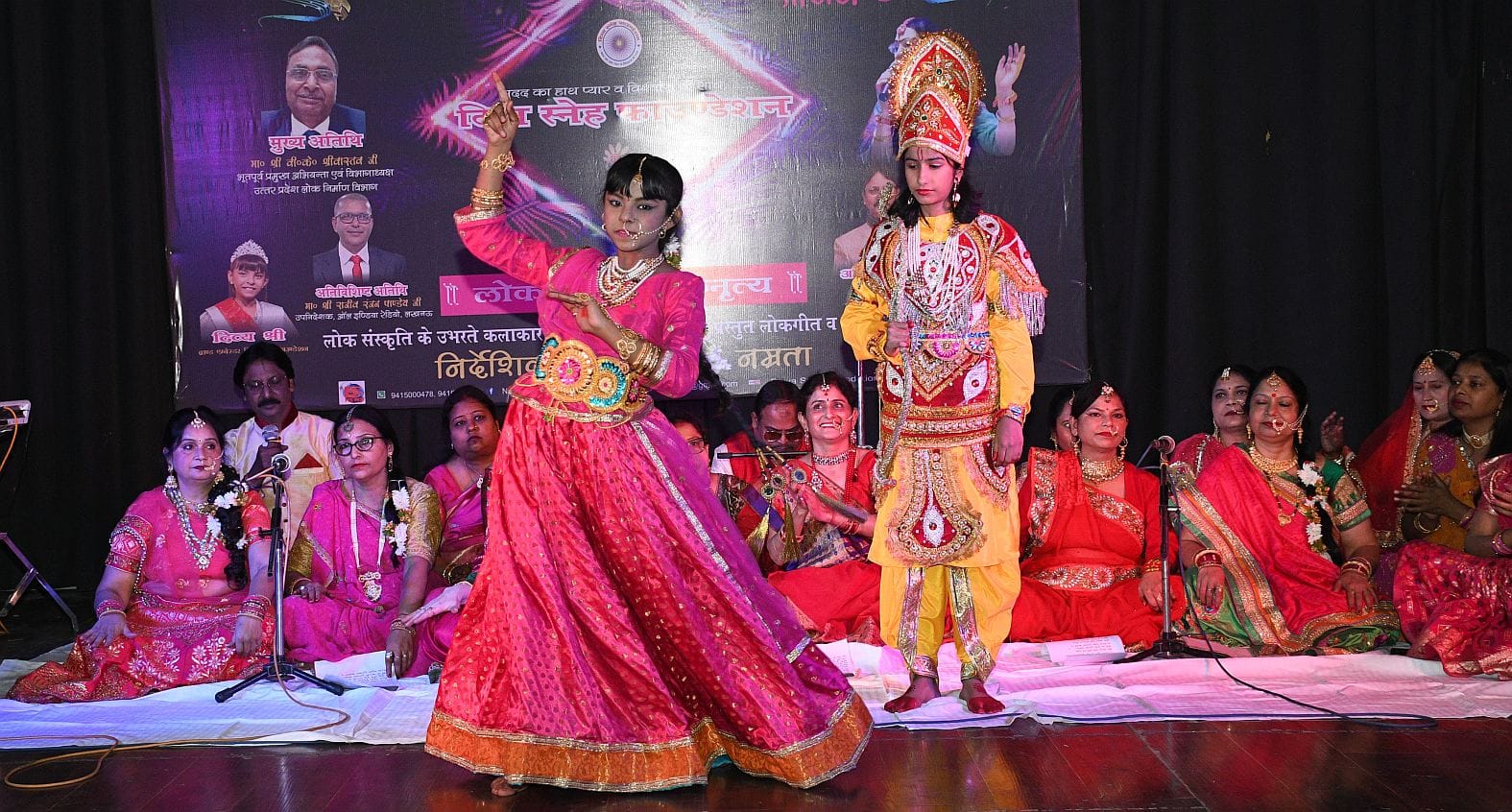 गोमतीनगर स्थित अंतरराष्ट्रीय बौद्ध शोध संस्थान के सभागार में रविवार को संस्कृति विभाग एवं दिव्य गोमतीनगर स्थित अंतरराष्ट्रीय बौद्ध शोध संस्थान के सभागार में रविवार को संस्कृति विभाग एवं दिव्य