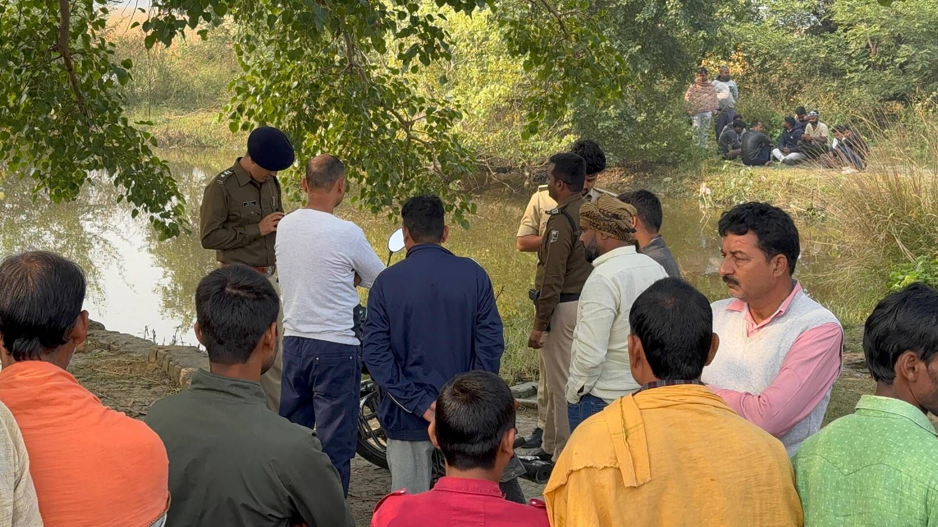 घटनास्थल पर जुटी भीड़ घटनास्थल पर जुटी भीड़