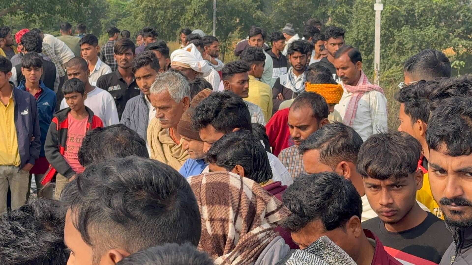 घटनास्थल पर जुटी भीड़ घटनास्थल पर जुटी भीड़