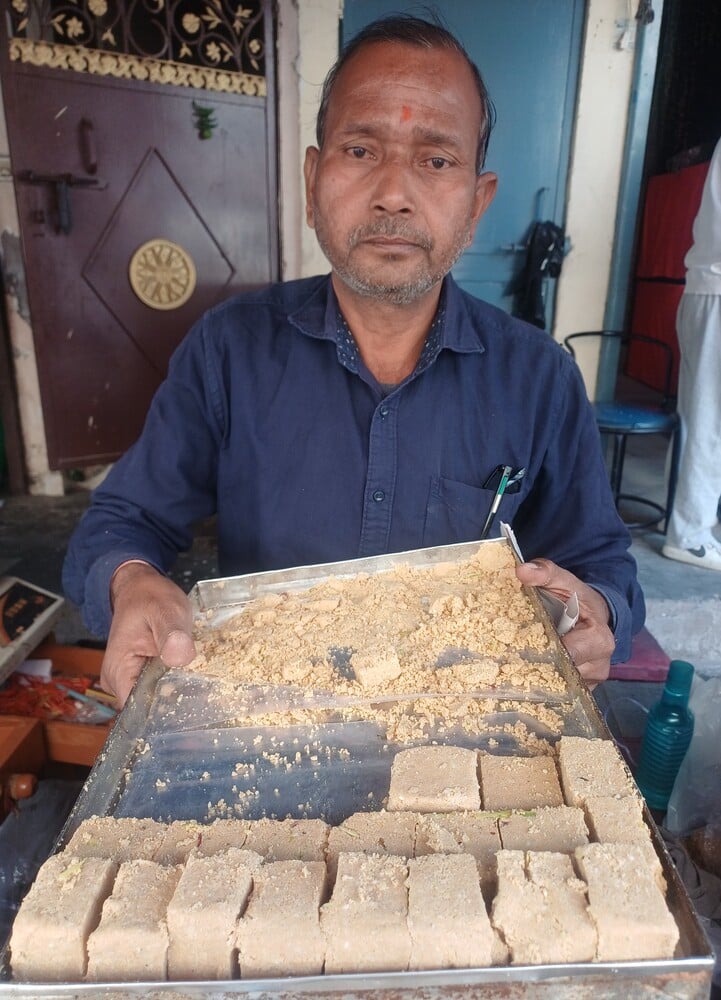 हरिओम शर्मा कुरकुरी खस्ता गजक दिखाते हुए। संवाद