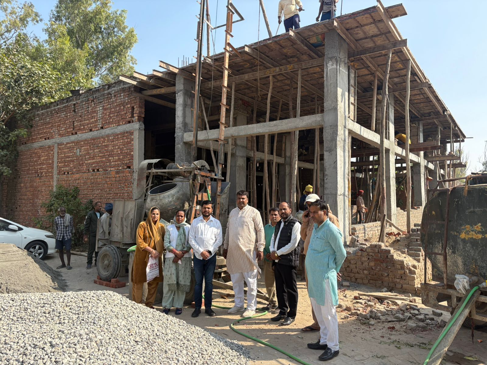 इस्माईलाबाद। वार्ड नंबर 10 में धर्मशाला के लेंटर डालने के कार्य के कार्य का शुभारंभ करते चिंरजी