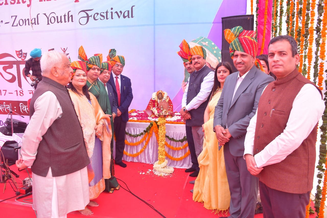 जोनल युवा महोत्सव हिंडोला का शुभारंभ करते बावल के विधायक डॉ. कृष्ण कुमार। संवाद