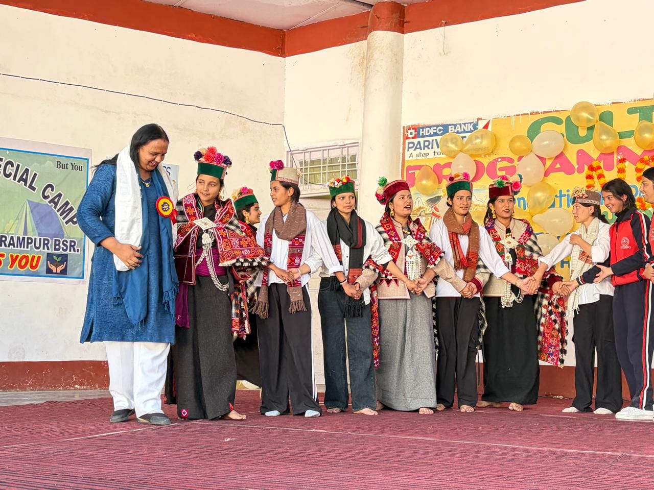 कन्या स्कूल रामपुर में आयोजित विशेष शिविर में नाटी डालती मुख्य अतिथि और छात्राएं |: संवाद कन्या स्कूल रामपुर में आयोजित विशेष शिविर में नाटी डालती मुख्य अतिथि और छात्राएं |: संवाद