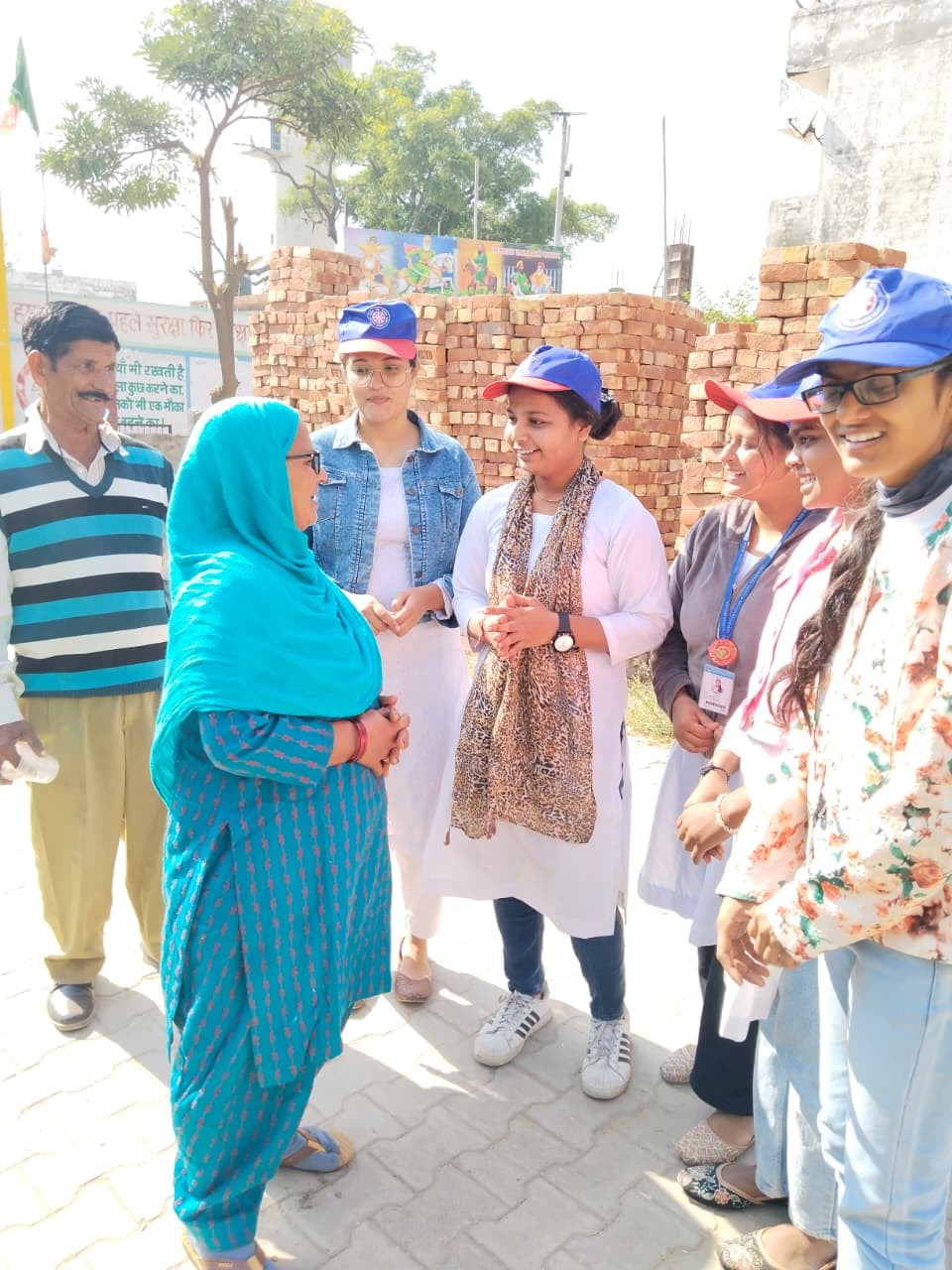 कुरुक्षेत्र। ग्रामीणों को जानकारी देती स्वयंसेवक। स्वयं कुरुक्षेत्र। ग्रामीणों को जानकारी देती स्वयंसेवक। स्वयं