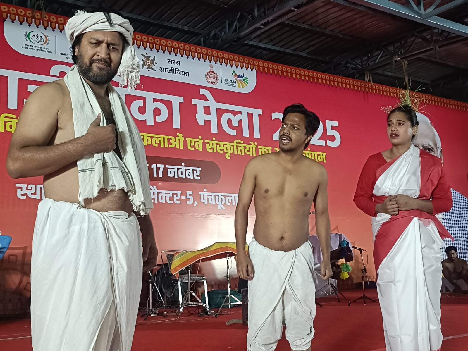 कुरुक्षेत्र। नाटक का मंचन करते कलाकार। स्वयं कुरुक्षेत्र। नाटक का मंचन करते कलाकार। स्वयं