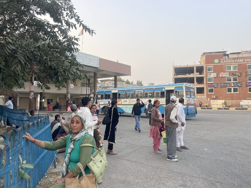 कुरुक्षेत्र। पुराने बस स्टैंड का दृश्य। संवाद कुरुक्षेत्र। पुराने बस स्टैंड का दृश्य। संवाद