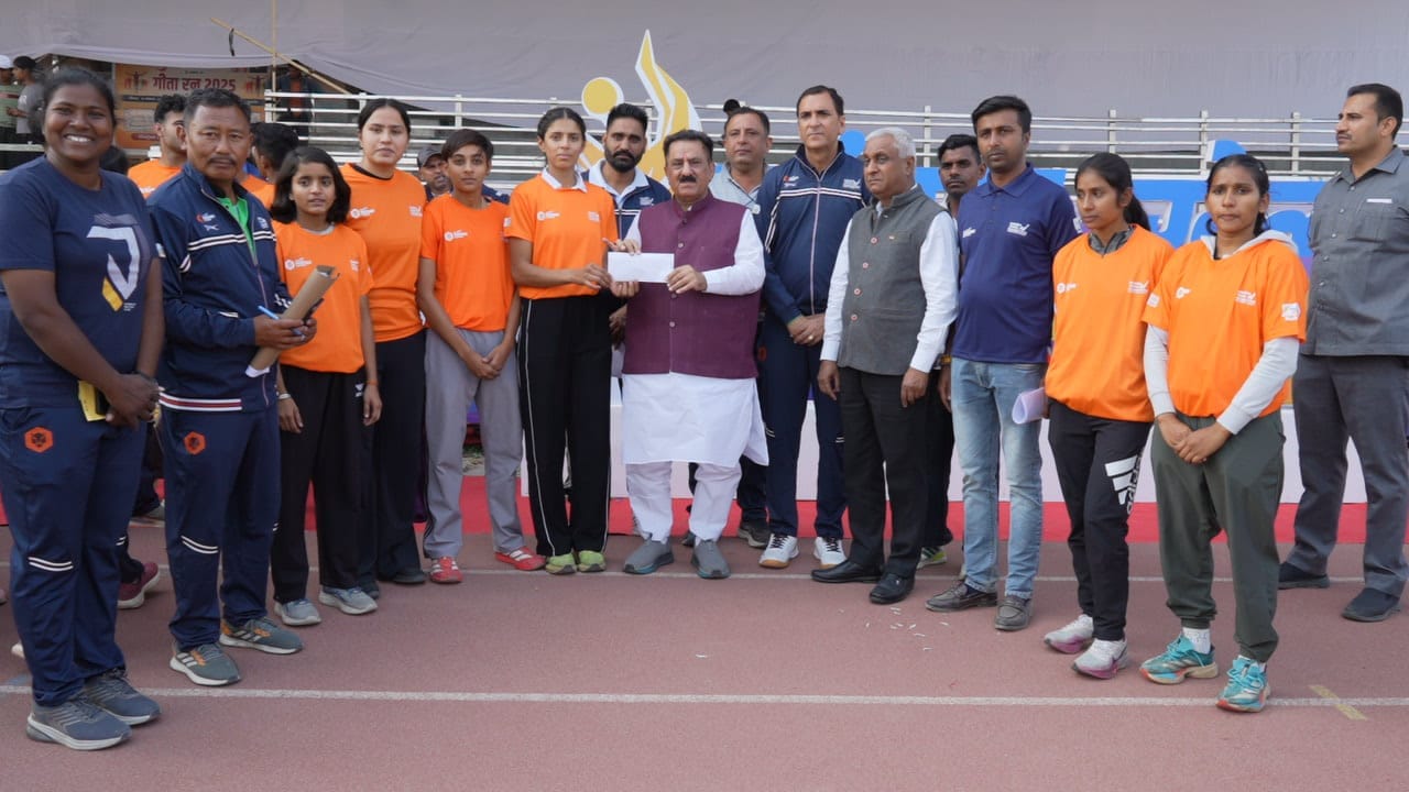 कुरुक्षेत्र। पूर्व राज्यमंत्री सुभाष सुधा विजेताओं को पुरस्कार देकर सम्मानित करते। स्वयं