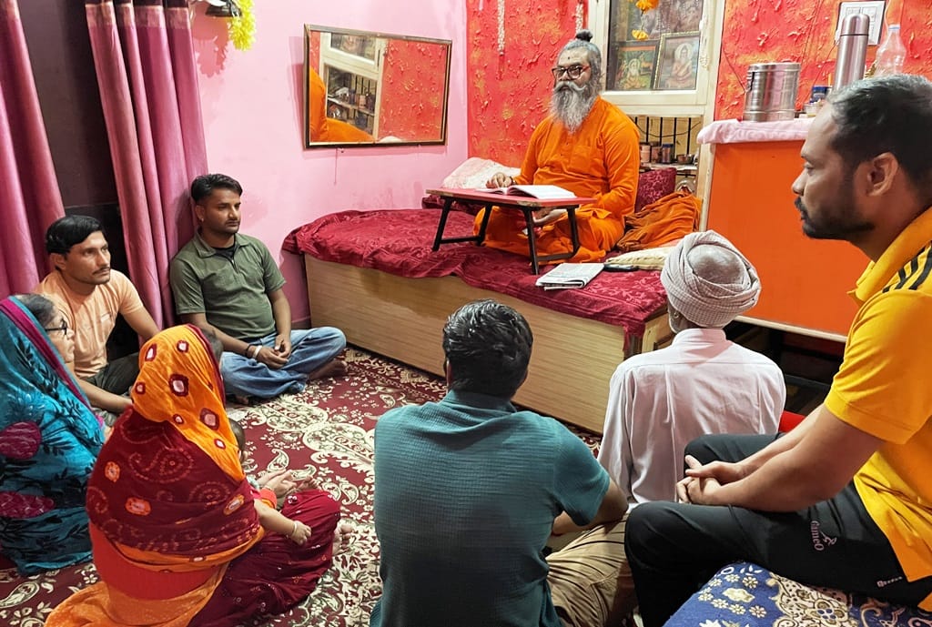 कुरुक्षेत्र। पाठ करते महंत जगन्नाथ पुरी एवं श्रद्धालु।