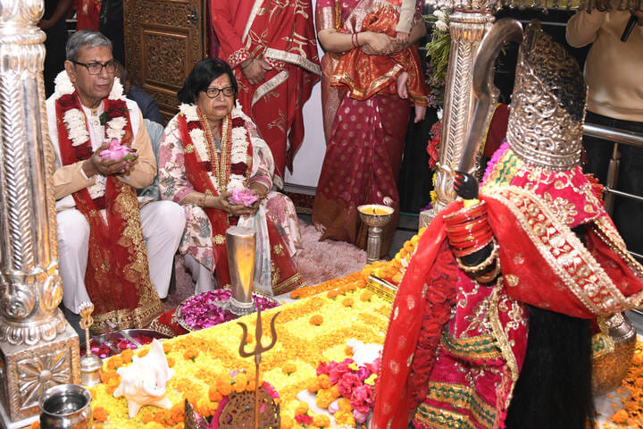 कुरुक्षेत्र। शक्तिपीठ मां भद्रकाली मंदिर में पूजा अर्चना करते राज्यपाल प्रो. असीम कुमार घोष व उ कुरुक्षेत्र। शक्तिपीठ मां भद्रकाली मंदिर में पूजा अर्चना करते राज्यपाल प्रो. असीम कुमार घोष व उ
