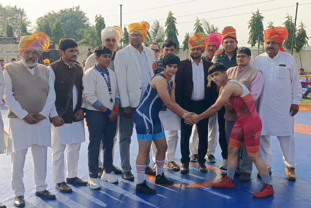 कुश्ती प्रतियोगिता में जोर आजमाइश करते पहलवान। संवाद कुश्ती प्रतियोगिता में जोर आजमाइश करते पहलवान। संवाद