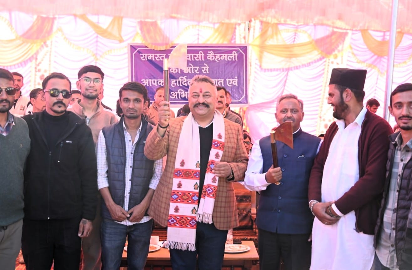 कोटखाई के पुड़ग में प्राथमिक स्वास्थ्य केंद्र भवन के निर्माण का निरीक्षण करते शिक्षा मंत्री रो