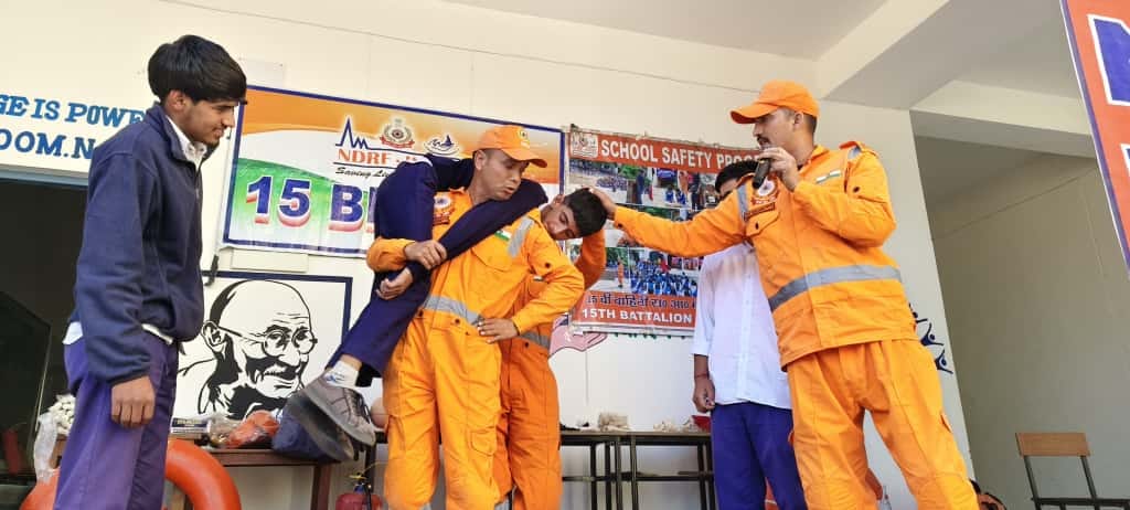 लाखामंडल स्थित राजकीय इंटर कॉलेज में आपदा में बचाव के तरीके बताती एनडीआरएफ की टीम। स्रोत विद्य