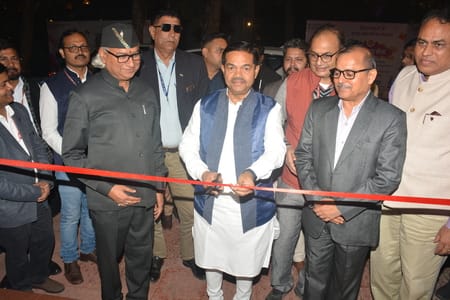 लखनऊ विश्वविद्यालय परिसर में रविवार को दिव्य कला मेले का उद्घाटन हुआ। लखनऊ विश्वविद्यालय परिसर में रविवार को दिव्य कला मेले का उद्घाटन हुआ।