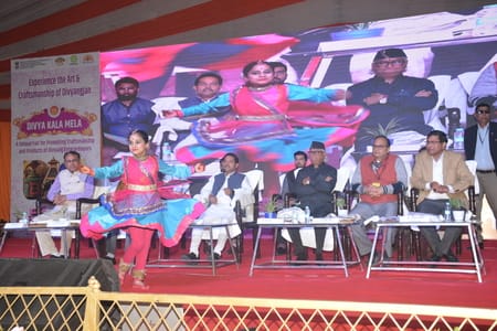 लखनऊ विश्वविद्यालय परिसर में रविवार को दिव्य कला मेले का उद्घाटन हुआ। लखनऊ विश्वविद्यालय परिसर में रविवार को दिव्य कला मेले का उद्घाटन हुआ।