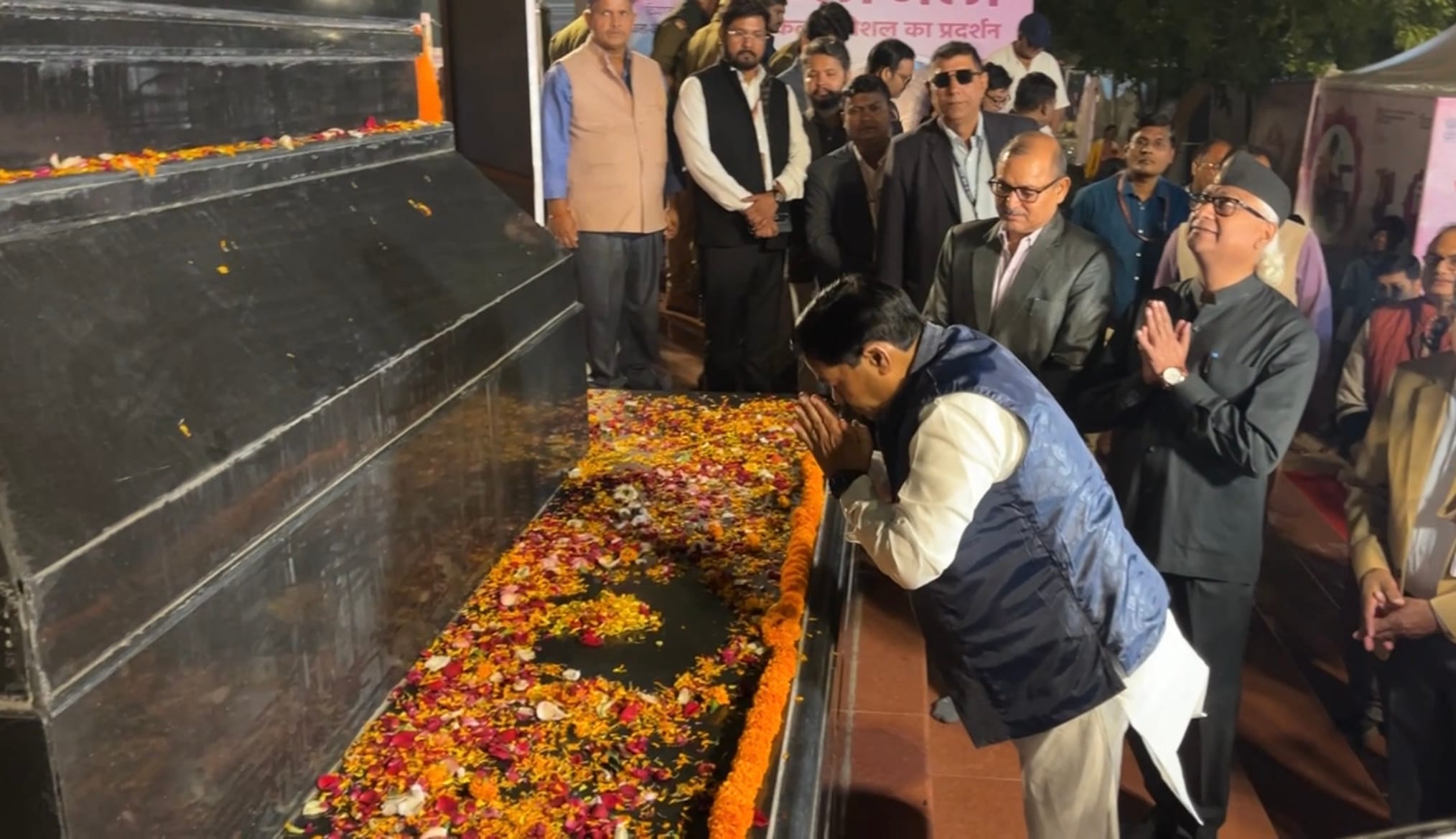 लखनऊ विश्वविद्यालय परिसर में रविवार को दिव्य कला मेले का उद्घाटन हुआ। लखनऊ विश्वविद्यालय परिसर में रविवार को दिव्य कला मेले का उद्घाटन हुआ।