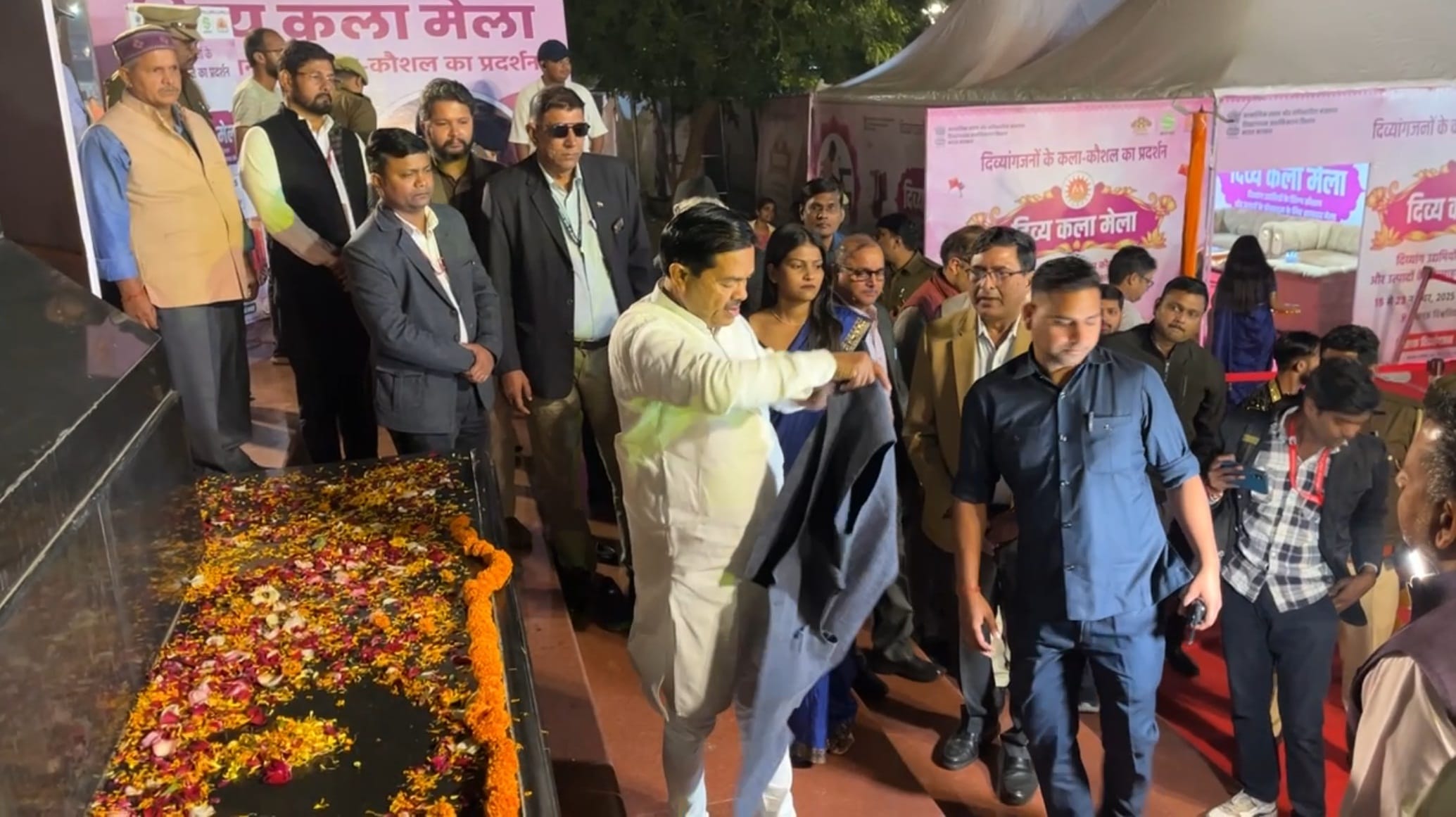 लखनऊ विश्वविद्यालय परिसर में रविवार को दिव्य कला मेले का उद्घाटन हुआ। लखनऊ विश्वविद्यालय परिसर में रविवार को दिव्य कला मेले का उद्घाटन हुआ।