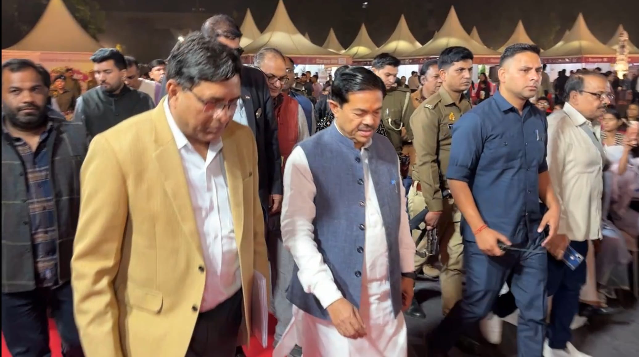 लखनऊ विश्वविद्यालय परिसर में रविवार को दिव्य कला मेले का उद्घाटन हुआ। लखनऊ विश्वविद्यालय परिसर में रविवार को दिव्य कला मेले का उद्घाटन हुआ।