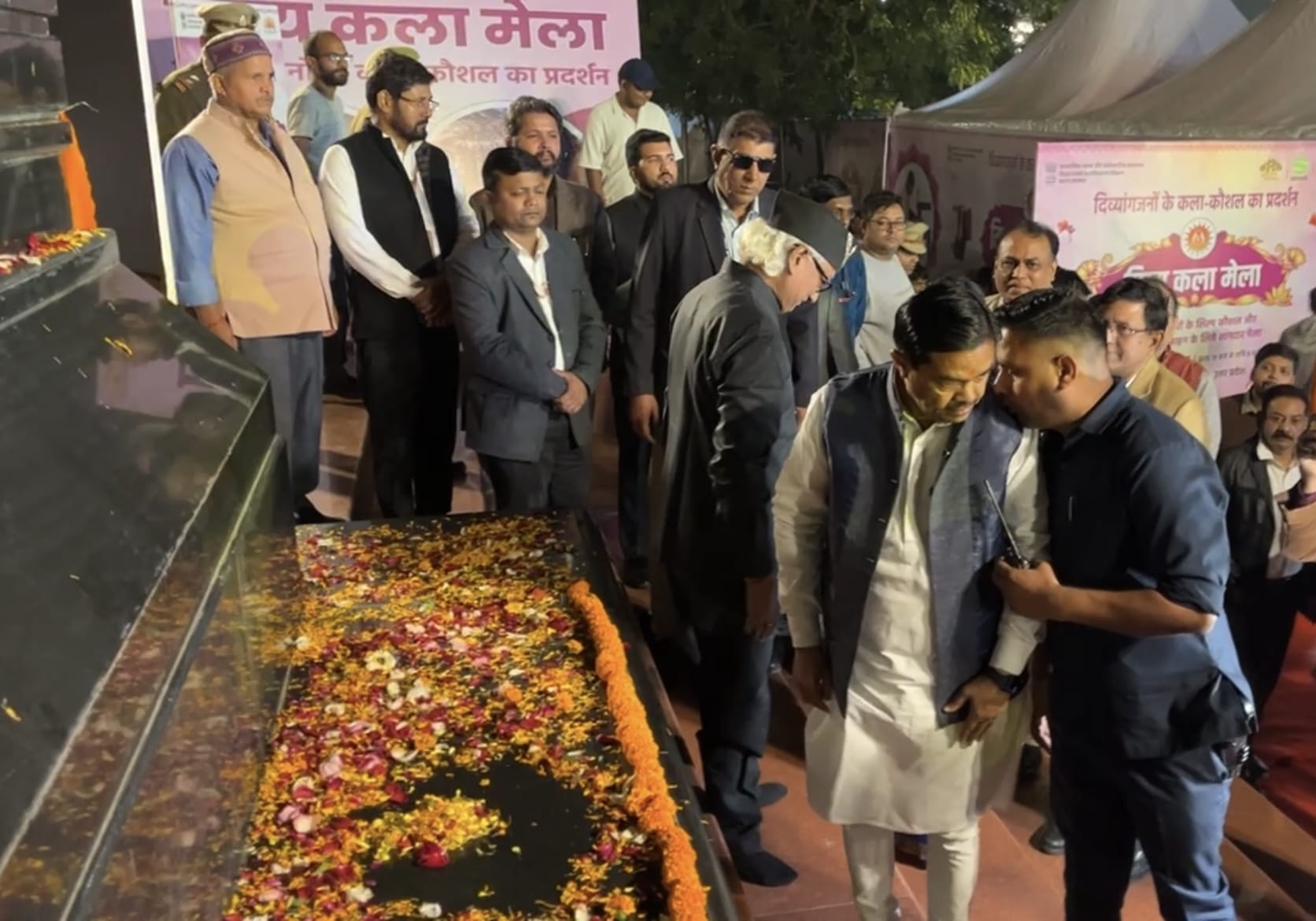 लखनऊ विश्वविद्यालय परिसर में रविवार को दिव्य कला मेले का उद्घाटन हुआ। लखनऊ विश्वविद्यालय परिसर में रविवार को दिव्य कला मेले का उद्घाटन हुआ।