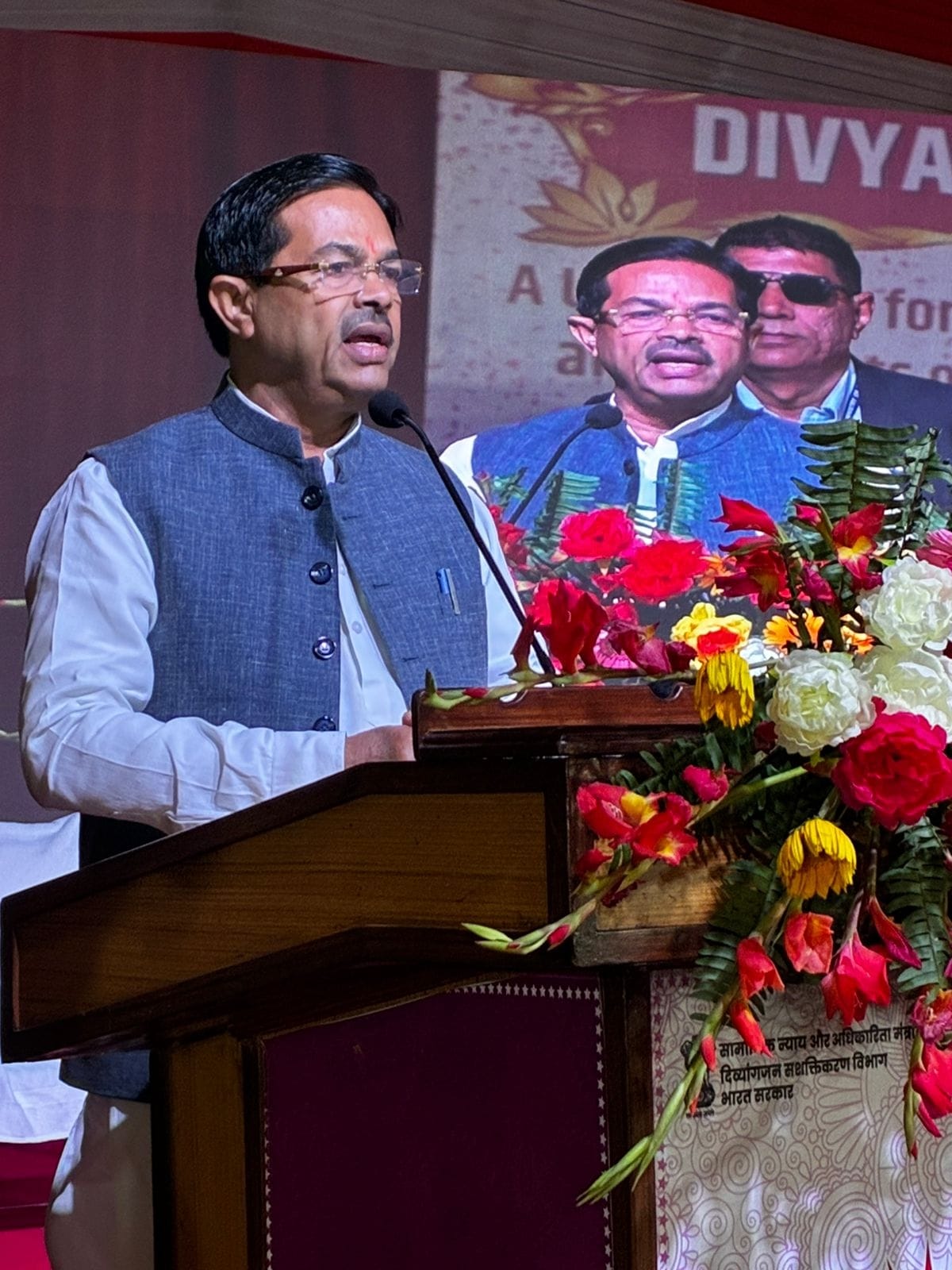 लखनऊ विश्वविद्यालय परिसर में रविवार को दिव्य कला मेले का उद्घाटन हुआ। लखनऊ विश्वविद्यालय परिसर में रविवार को दिव्य कला मेले का उद्घाटन हुआ।