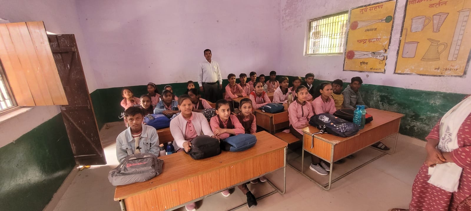 नगर क्षेत्र के पूर्व माध्यमिक विद्यालय बापू विद्या मंदिर में बैग लेकर पढ़ते हुए बच्चे। संवाद नगर क्षेत्र के पूर्व माध्यमिक विद्यालय बापू विद्या मंदिर में बैग लेकर पढ़ते हुए बच्चे। संवाद