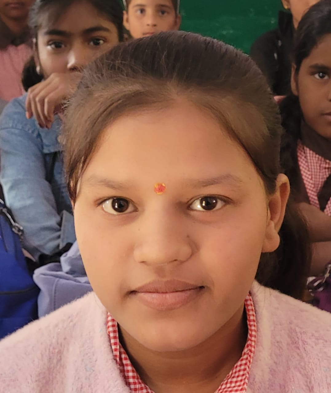 नगर क्षेत्र के पूर्व माध्यमिक विद्यालय बापू विद्या मंदिर में बैग लेकर पढ़ते हुए बच्चे। संवाद नगर क्षेत्र के पूर्व माध्यमिक विद्यालय बापू विद्या मंदिर में बैग लेकर पढ़ते हुए बच्चे। संवाद
