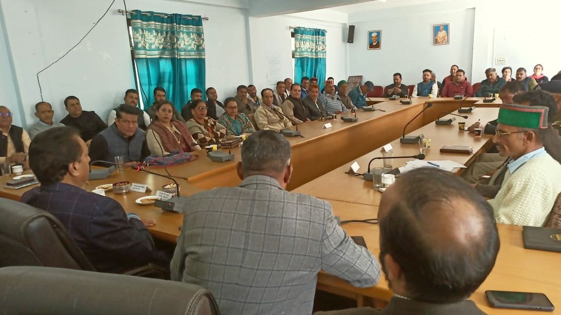 निरमंड में बूढ़ी दिवाली मेले को लेकर अंतिम बैठक में मौजूद कर्मचारी और अधिकारी। संवाद