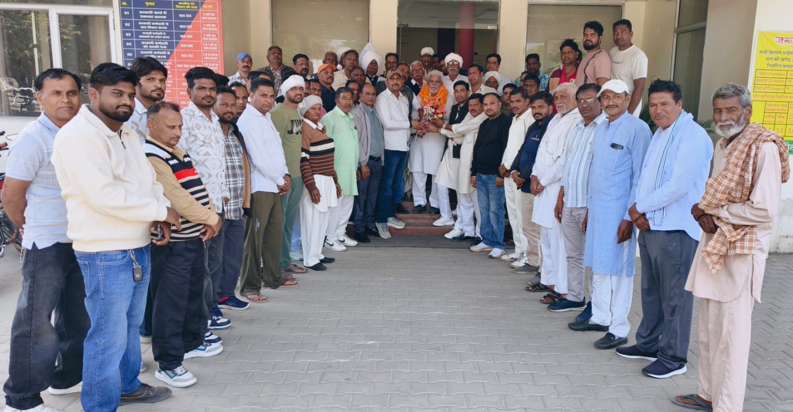 पिहोवा। जीता राम का स्वागत करते समाज के लोग। संवाद पिहोवा। जीता राम का स्वागत करते समाज के लोग। संवाद