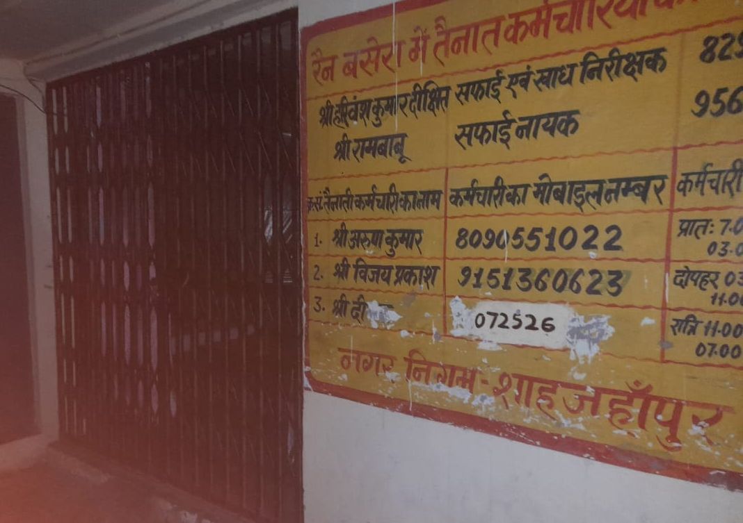 रोडवेज बस अड्डा परिसर में खुले में लेटे हुए यात्री। संवाद रोडवेज बस अड्डा परिसर में खुले में लेटे हुए यात्री। संवाद