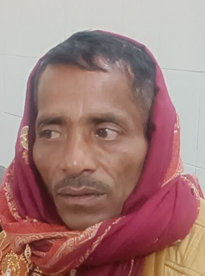 रोडवेज बस अड्डा परिसर में खुले में लेटे हुए यात्री। संवाद रोडवेज बस अड्डा परिसर में खुले में लेटे हुए यात्री। संवाद