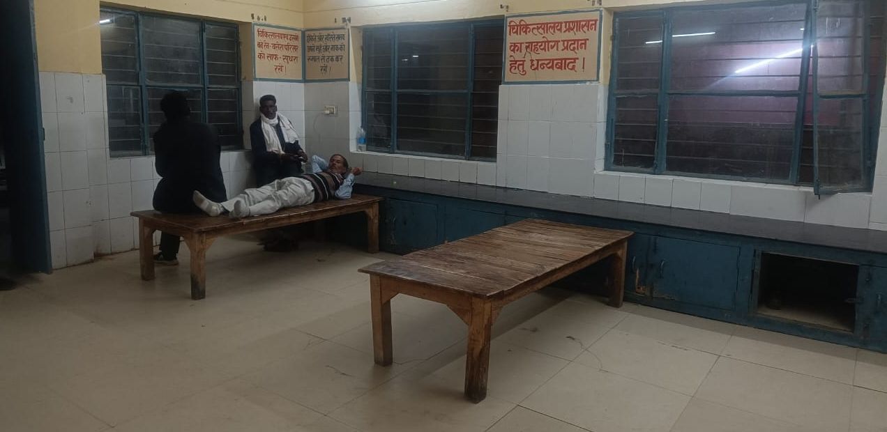 रोडवेज बस अड्डा परिसर में खुले में लेटे हुए यात्री। संवाद रोडवेज बस अड्डा परिसर में खुले में लेटे हुए यात्री। संवाद