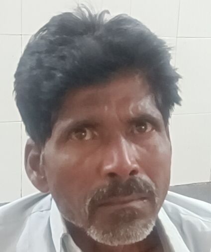 रोडवेज बस अड्डा परिसर में खुले में लेटे हुए यात्री। संवाद रोडवेज बस अड्डा परिसर में खुले में लेटे हुए यात्री। संवाद