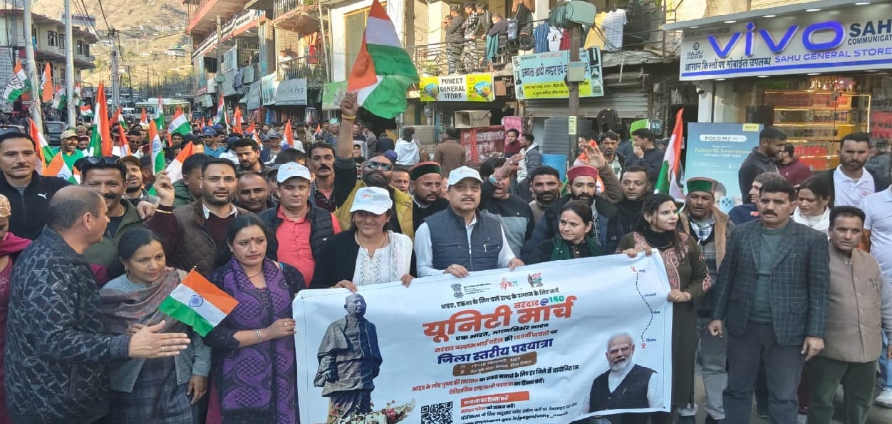 रोहडू में सोमवार को  एकता पदयात्रा के दौरान  सांसद सुरेश कश्यप सहित भाजपा के नेता एवं कार्यकर्त