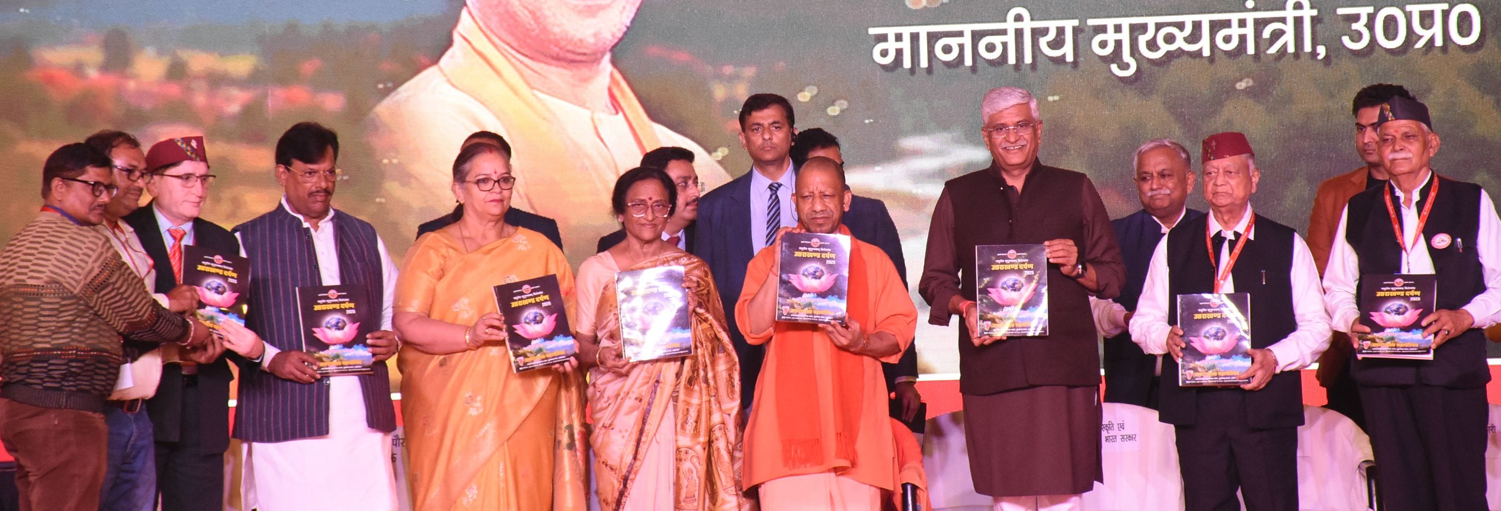 सीएम योगी रविवार को पं. गोविंद वल्लभ पंत सांस्कृतिक उपवन में चल रहे उत्तराखंड महोत्सव के आठवें 