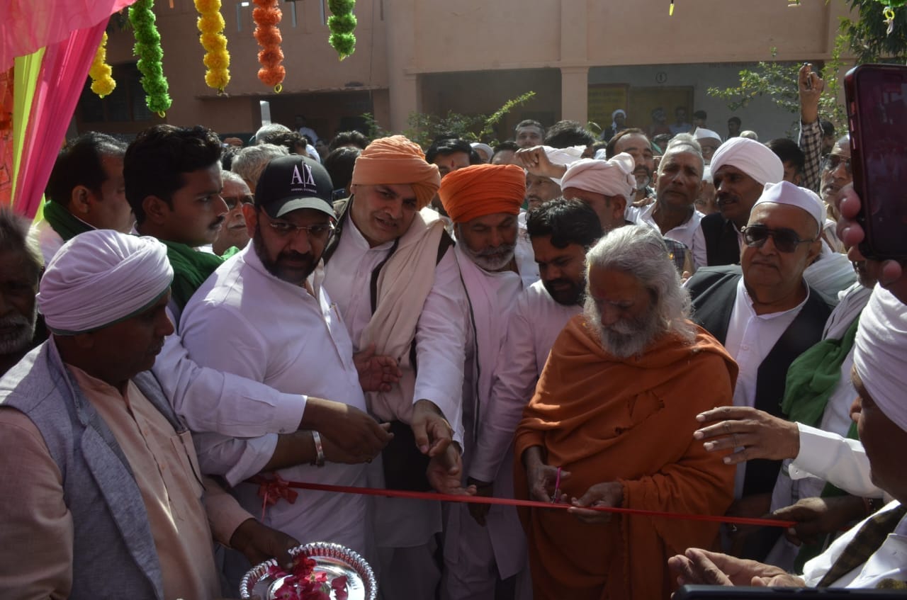 सोरम की सर्वखाप सर्वजातीय पंचायत में स्वामी ओमानंद ब्रहमचारी का अभिनंदन करते हुए : संवाद सोरम की सर्वखाप सर्वजातीय पंचायत में स्वामी ओमानंद ब्रहमचारी का अभिनंदन करते हुए : संवाद