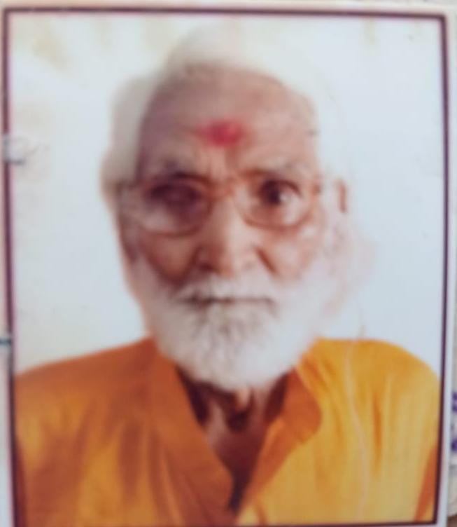 सड़क पर घूम रहे लावारिस सांड़ों का झुंड। संवाद सड़क पर घूम रहे लावारिस सांड़ों का झुंड। संवाद