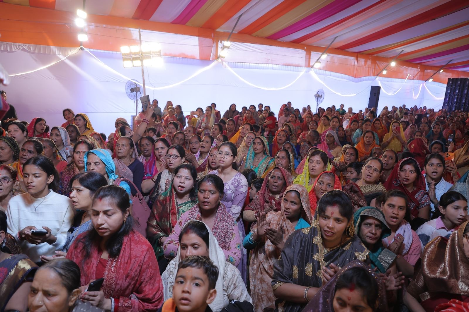 शाहजहांपुर में श्रीराम कथा सुनाते संत विजय कौशल। स्रोत: आयोजक