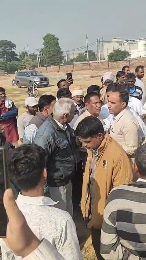 शहर की स्वामी नगर कॉलोनी का रास्ता बंद करने के विरोध में इकट्ठा हुए पार्षद व वार्ड वासी। संवाद शहर की स्वामी नगर कॉलोनी का रास्ता बंद करने के विरोध में इकट्ठा हुए पार्षद व वार्ड वासी। संवाद