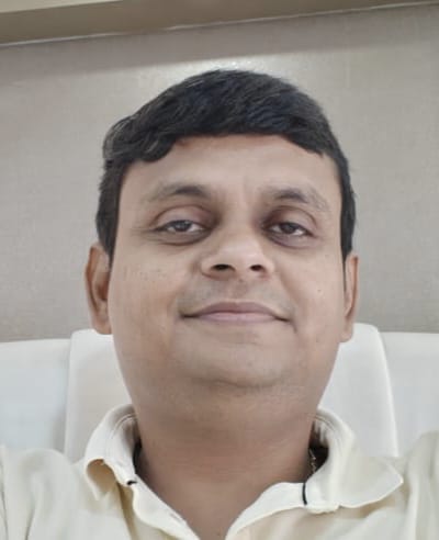 शोरूम में बाइक पसंद करते लोग शोरूम में बाइक पसंद करते लोग