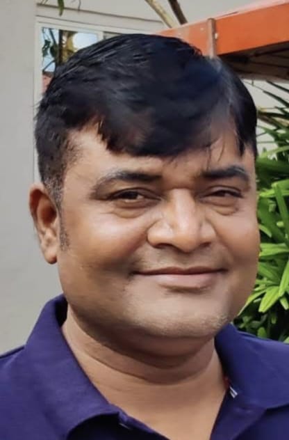 शोरूम में बाइक पसंद करते लोग शोरूम में बाइक पसंद करते लोग